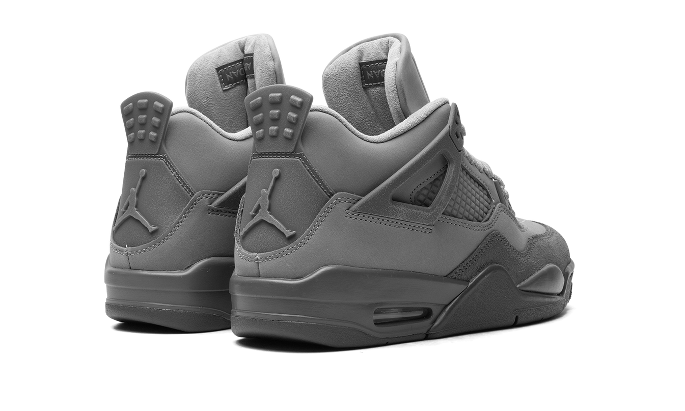 Sneakers Air Jordan 4 GS "Wet Cement" in grijze en witte kleuren, zichtbaar met details van het schoenmodel en materialen.