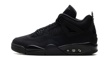 Zwarte Air Jordan 4 "Black Cat 2025" sneakers van Mijn winkel, close-up van de stijlvolle schoenen met zwart leer en witte details.