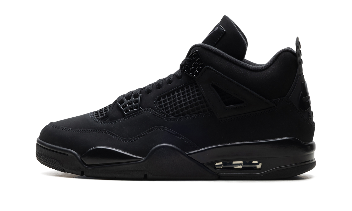 Zwarte Air Jordan 4 "Black Cat 2025" sneakers van Mijn winkel, close-up van de stijlvolle schoenen met zwart leer en witte details.