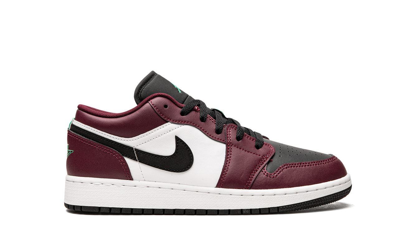 Lage sneakers van Air Jordan 1 Low SE GS in Dark Beetroot en Roma Green met zwart en witte details, zicht van de zijkant