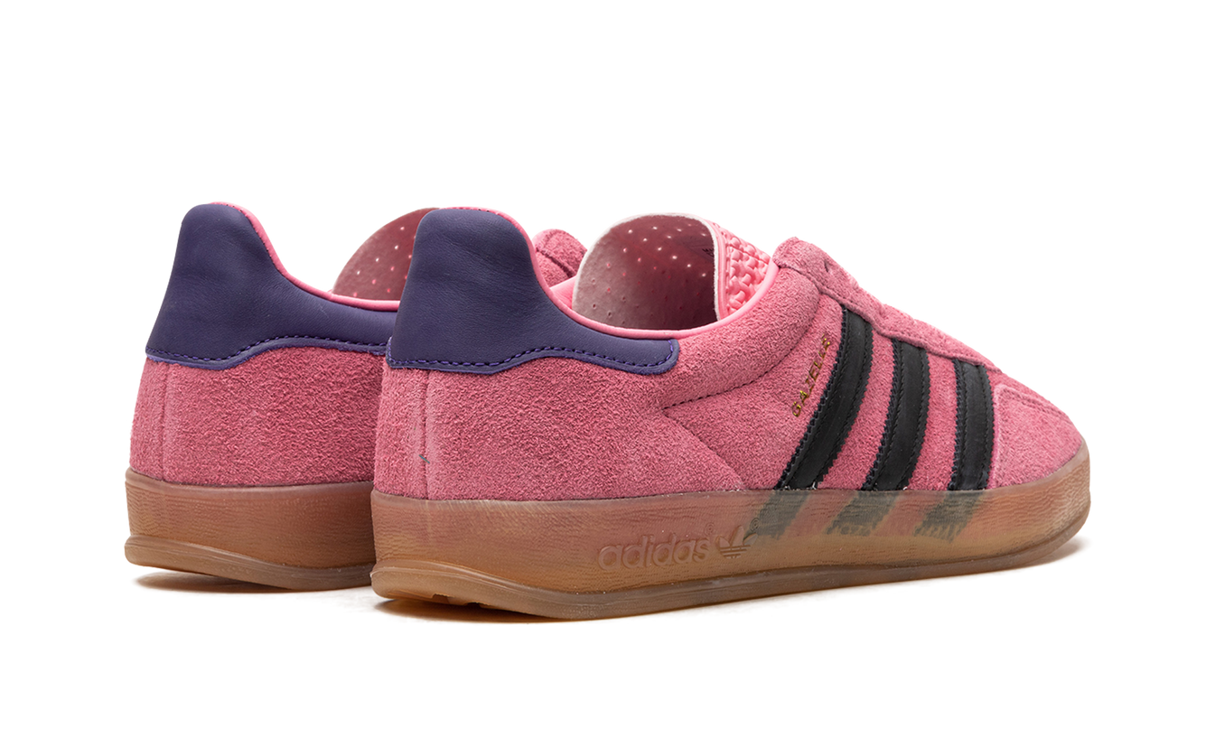 Adidas Gazelle Indoor schoenen in roze en paars met witte zool, geschikt voor binnen en sportactiviteiten