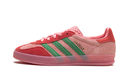 Dames Adidas Gazelle indoor schoenen in semi roze en fel rood, zachte leren bovenkant en sportieve zool.