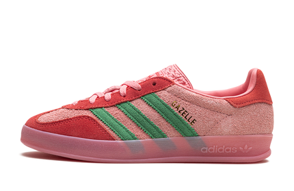 Dames Adidas Gazelle indoor schoenen in semi roze en fel rood, zachte leren bovenkant en sportieve zool.