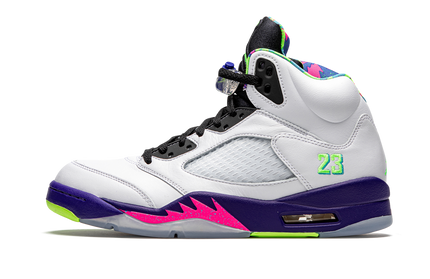 Sportieve Air Jordan 5 Retro schoenen in wit en zwart met felgekleurde details, ontworpen door Mijn winkel.