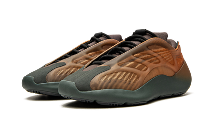 Donkere Yeezy 700 V3 "Copper Fade" sneakers, gereserveerd met oranje-bruine tinten en sportieve details op de schoenen.