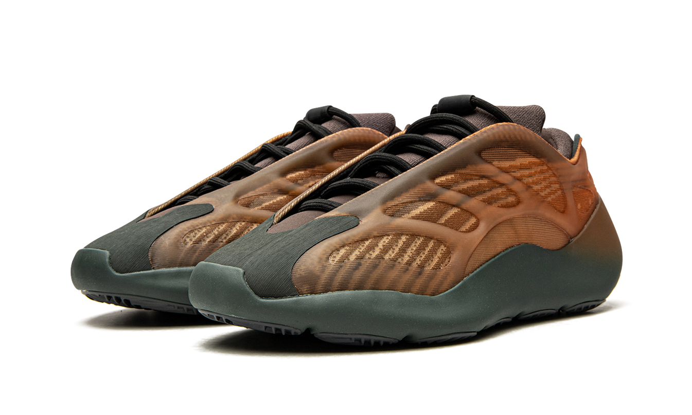 Donkere Yeezy 700 V3 "Copper Fade" sneakers, gereserveerd met oranje-bruine tinten en sportieve details op de schoenen.