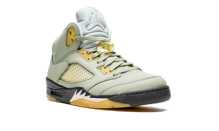 Zwarte Air Jordan 5 Retro schoenen met jadegroene accenten en witte zool, zichtbaar in close-up foto.
