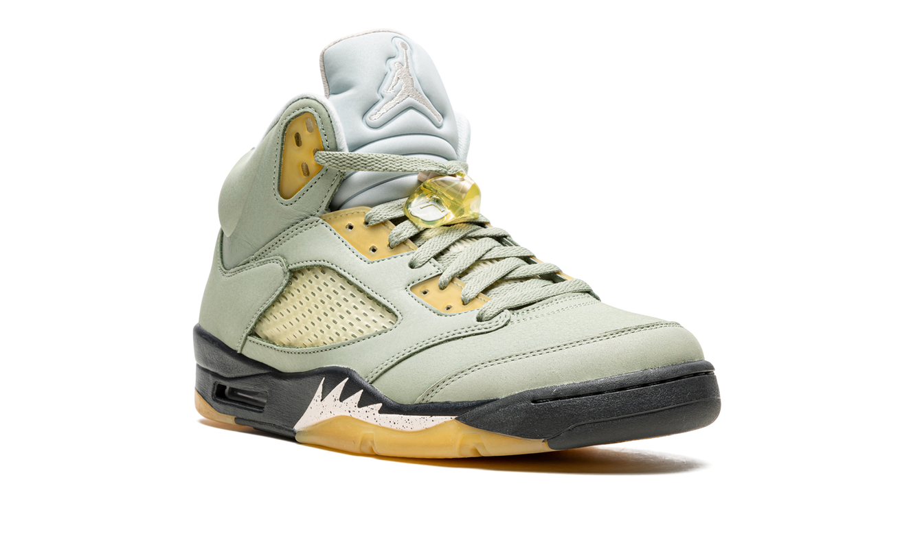 Zwarte Air Jordan 5 Retro schoenen met jadegroene accenten en witte zool, zichtbaar in close-up foto.