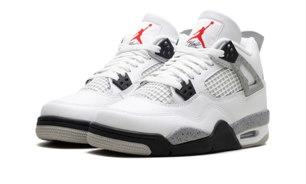 Witte Air Jordan 4 Retro GS sneakers met cementprint details en zwarte accenten, gelegen op een witte achtergrond.