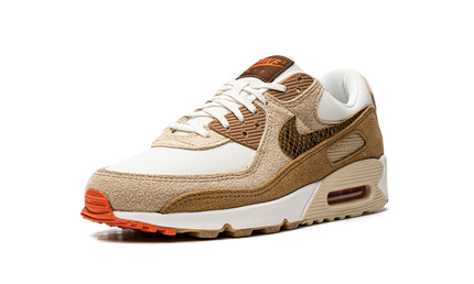 Lichte Nike Air Max 90 damesschoenen met beige snakeprints en witte Swoosh, comfortabel en stijlvol voor dagelijks gebruik.
