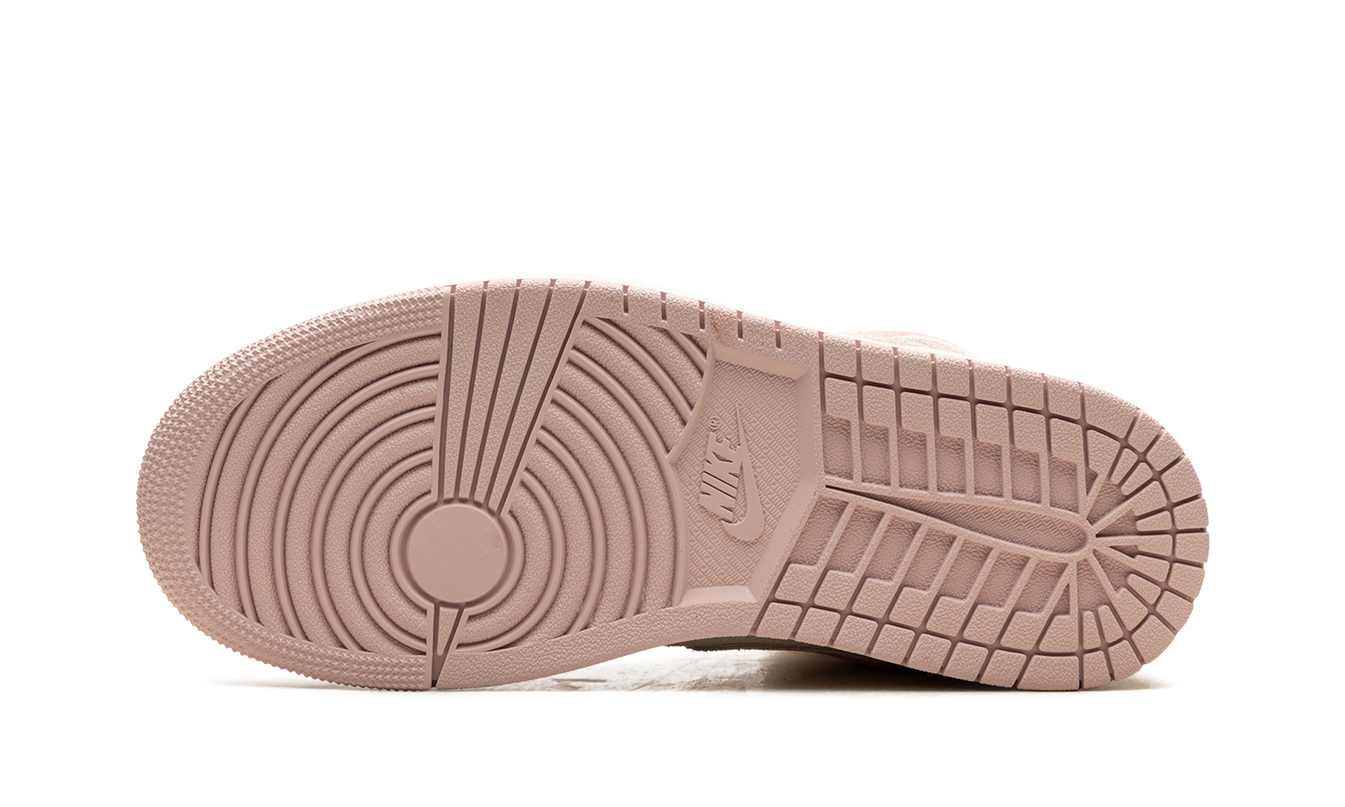 Lichte Air Jordan 1 Mid SE WMNS sneakers in Coconut Milk en Legend Pink, zichtbaar met wit leren bovenwerk en roze accenten