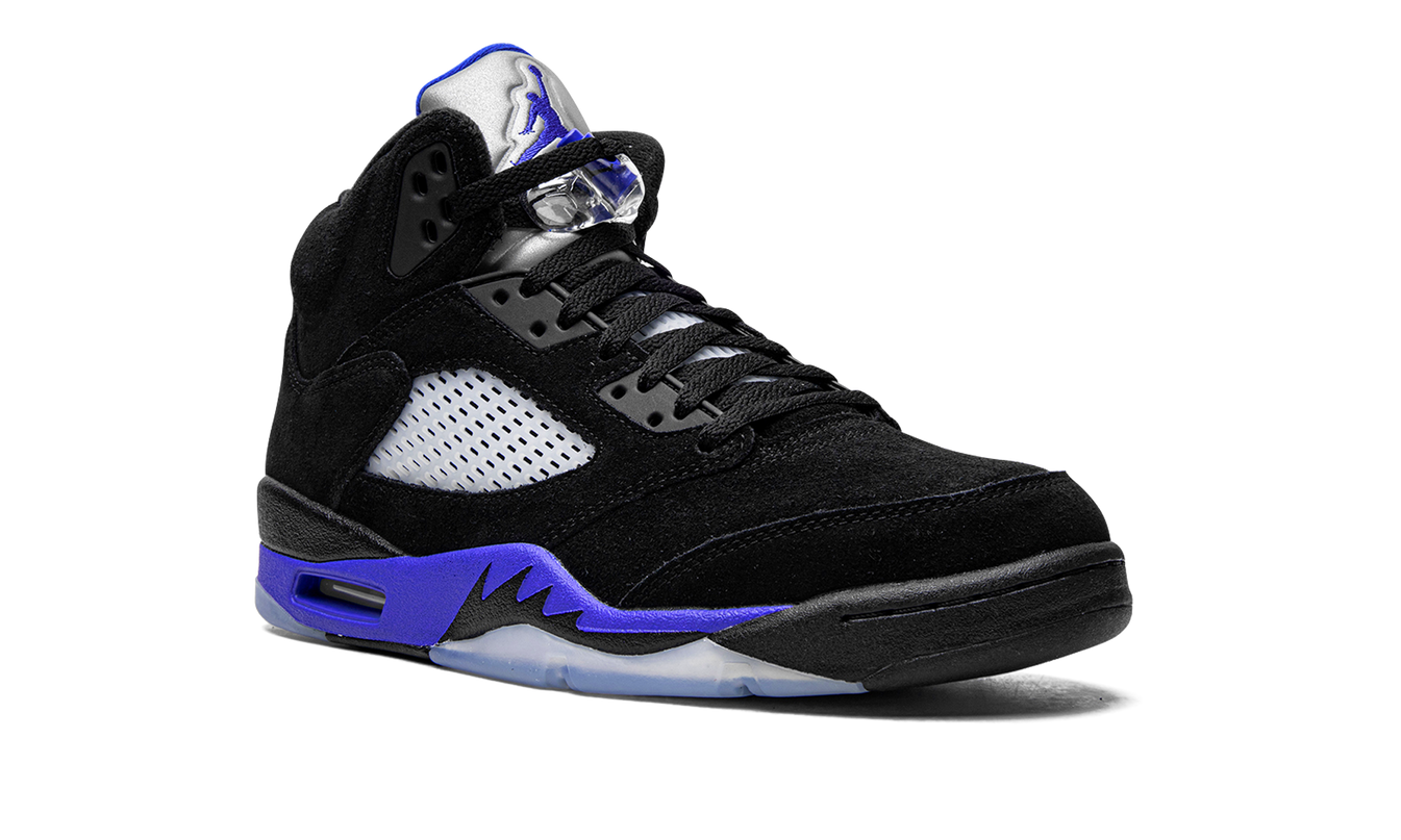 Zwarte en blauwe Air Jordan 5 Retro sneakers met witte details en zwart rubberzool, lage schoenen voor heren