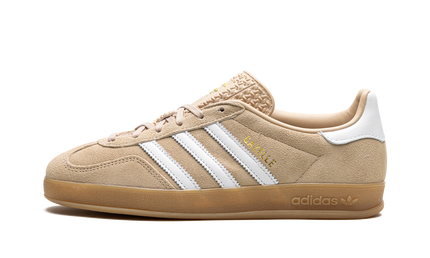 Lichte Adidas Gazelle indoor schoenen voor dames in "Magic Beige" met suède bovenkant en witte zool.
