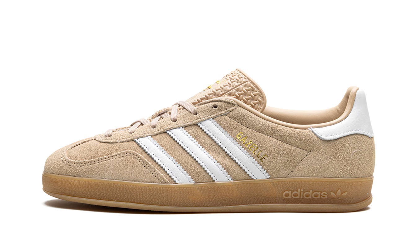 Lichte Adidas Gazelle indoor schoenen voor dames in "Magic Beige" met suède bovenkant en witte zool.