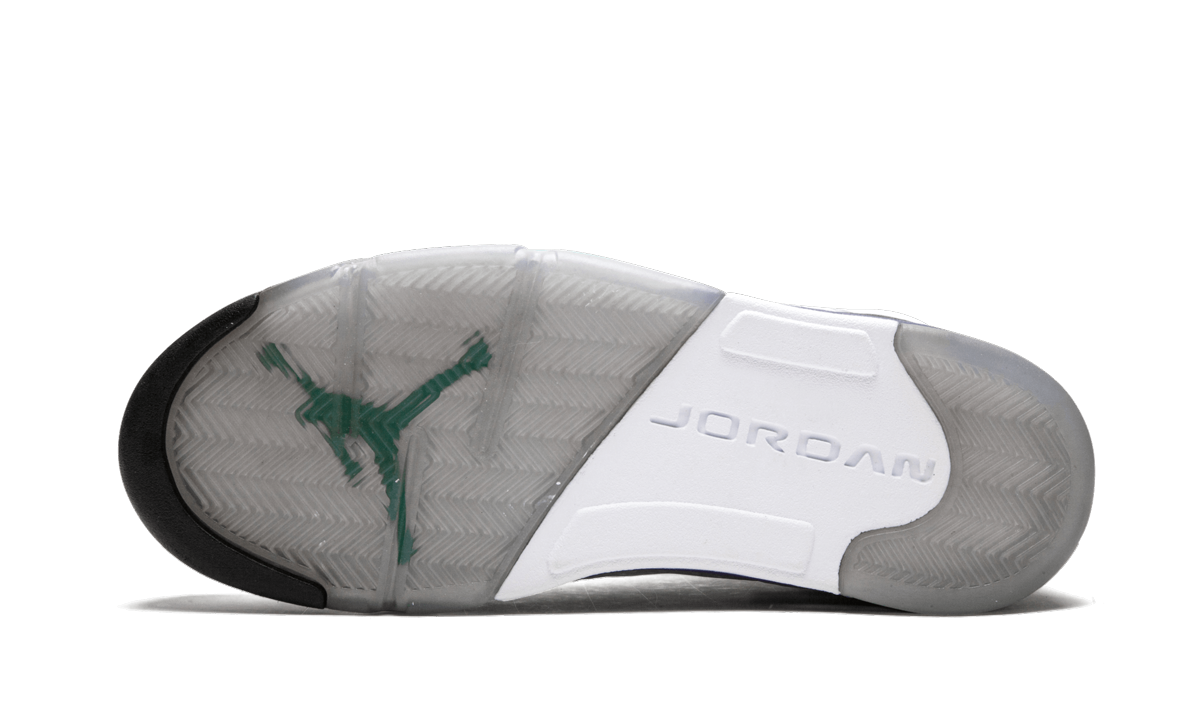 Zwarte en paarse Air Jordan 5 Retro sneakers met witte details en doorzichtige zool op een witte achtergrond