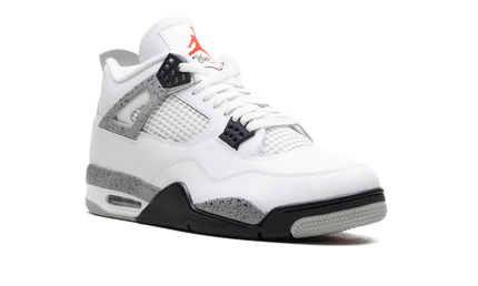 Witte Air Jordan 4 OG schoenen met cementpatroon, witte leren details en zwarte accenten, zichtbaar in de afbeelding.