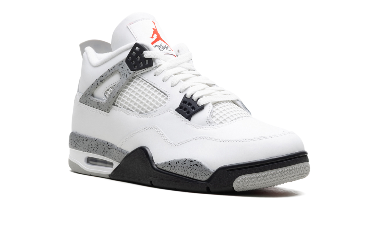 Witte Air Jordan 4 OG schoenen met cementpatroon, witte leren details en zwarte accenten, zichtbaar in de afbeelding.