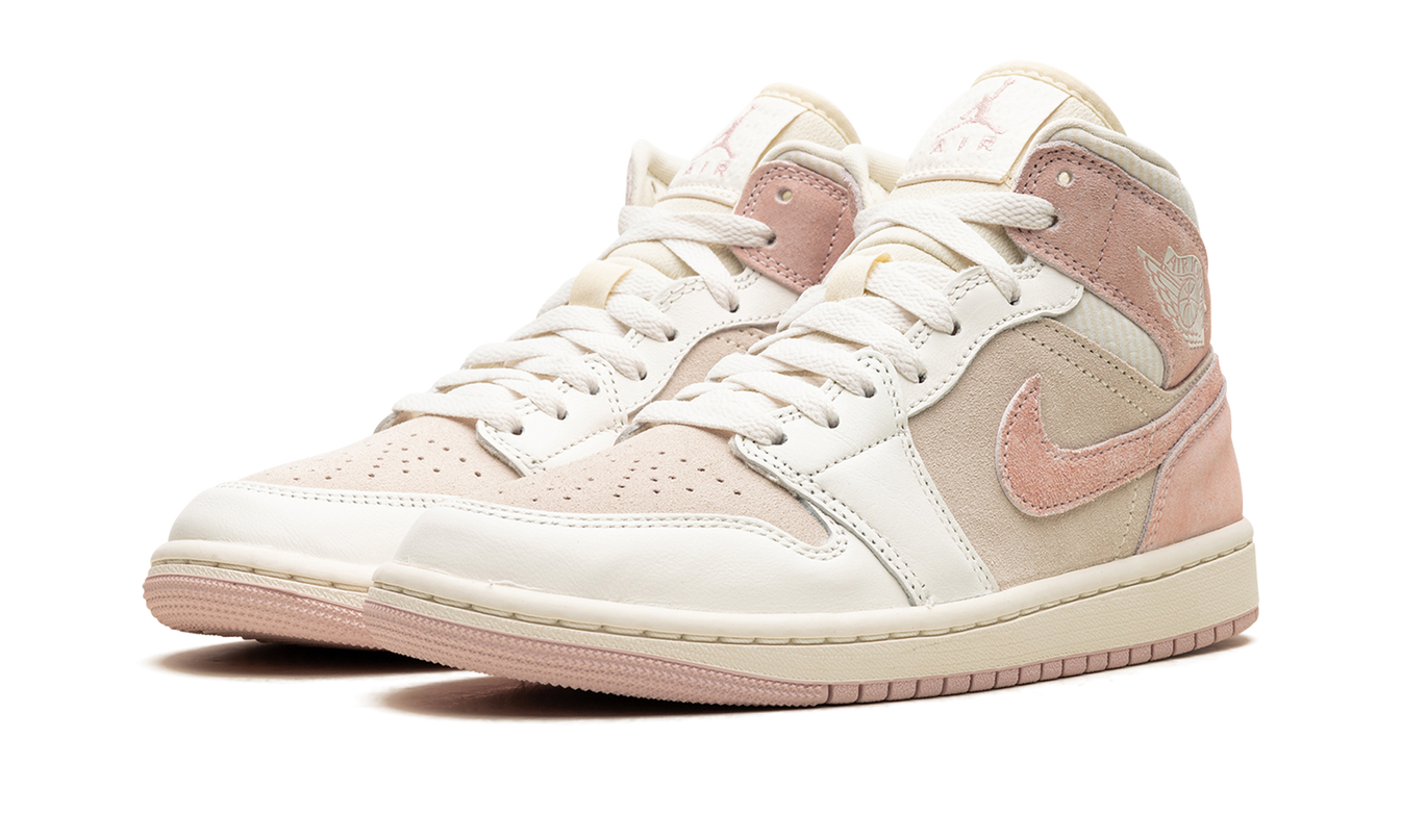 Witte en roze Air Jordan 1 Mid SE dames sneakers met kokosmelk en legend pink details, zichtbaar in de afbeelding