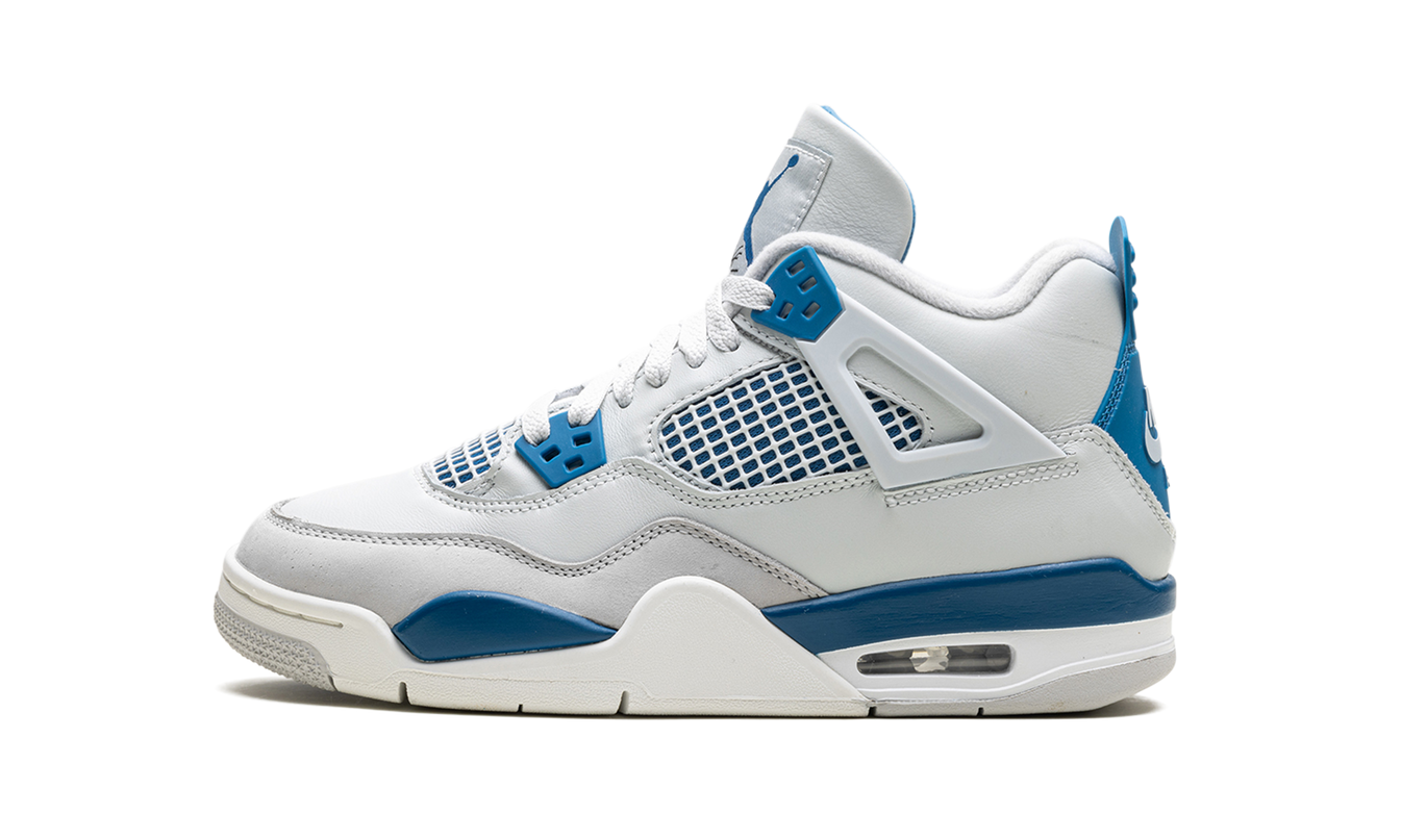 Lichte Air Jordan 4 GS sneakers in military blue met witte en grijze details, zichtbaar van voren en zijkant.
