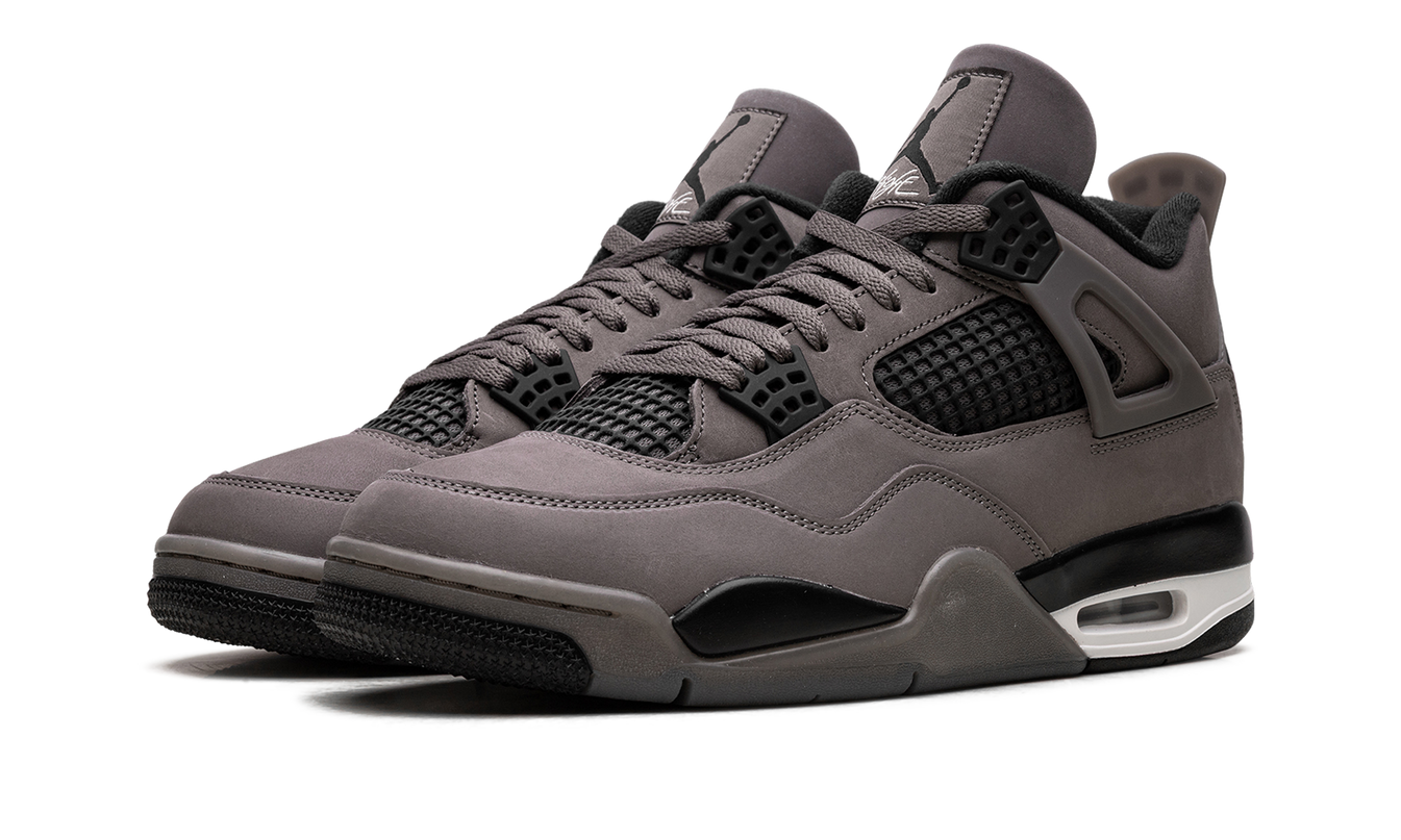 Zwarte Air Jordan 4 "Cave Stone" schoenen met grijze details en witte zool, zichtbaar van de zijkant.