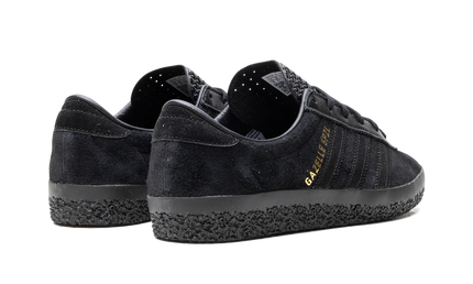 Zwarte Adidas Gazelle sneakers voor dames en heren, glad leren design met zwarte veters en rubber zool.