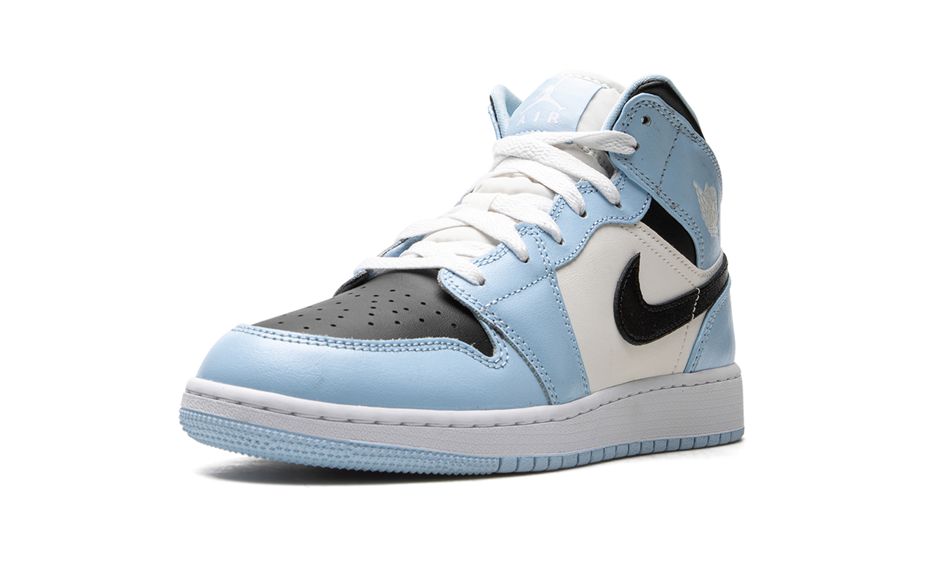 Lichte blauwe Air Jordan 1 Mid GS sneakers met witte accenten en blauwe details, zichtbaar van de zijkant.
