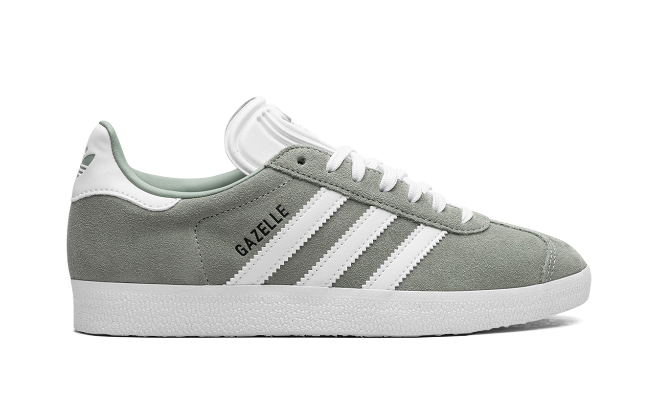 Dames sneakers Adidas Gazelle in zilvergroen en wit, zichtbaar met groene details en witte zool.