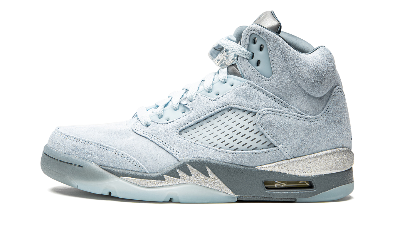Lichte blauwe Air Jordan 5 Retro WMNS sneakers met zwart en wit details, zichtbaar van de zijkant.