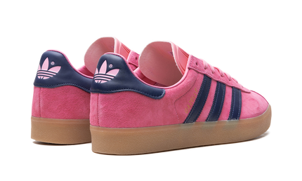 Adidas Gazelle schoenen in roze en donkerblauw, comfortabele sneakers voor dames met suède bovenwerk en witte zool.