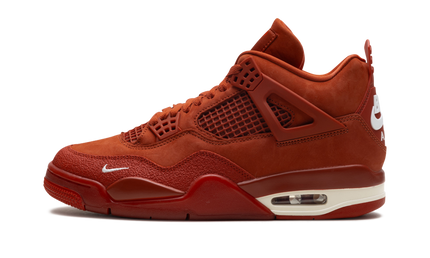 Donkere Air Jordan 4 OG sneakers met brick-achtige details en Nigel Sylvester branding, gedragen op een witte achtergrond.