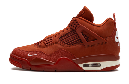 Donkere Air Jordan 4 OG sneakers met brick-achtige details en Nigel Sylvester branding, gedragen op een witte achtergrond.