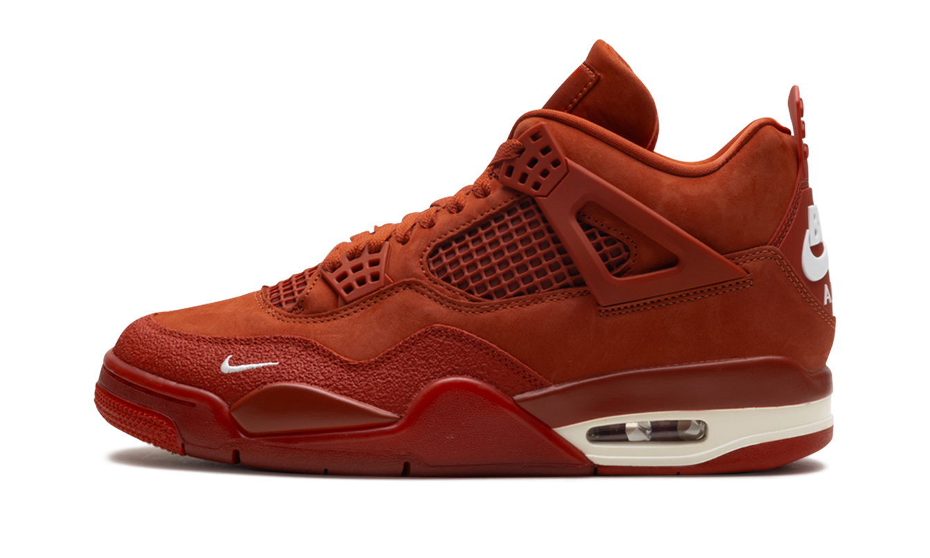 Donkere Air Jordan 4 OG sneakers met brick-achtige details en Nigel Sylvester branding, gedragen op een witte achtergrond.