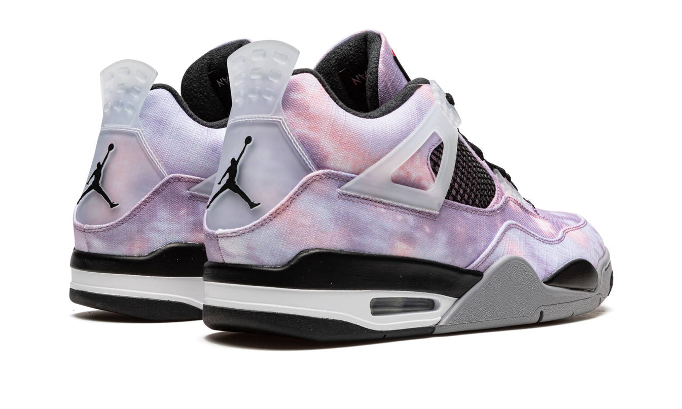 Zwarte Air Jordan 4 Retro "Zen Master" sneakers met witte en grijze details, zicht vanaf de zijkant.