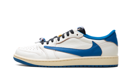 Lichte Air Jordan 1 Low Travis Scott Fragment Sail sneakers met witte en beige details en zwarte accenten.