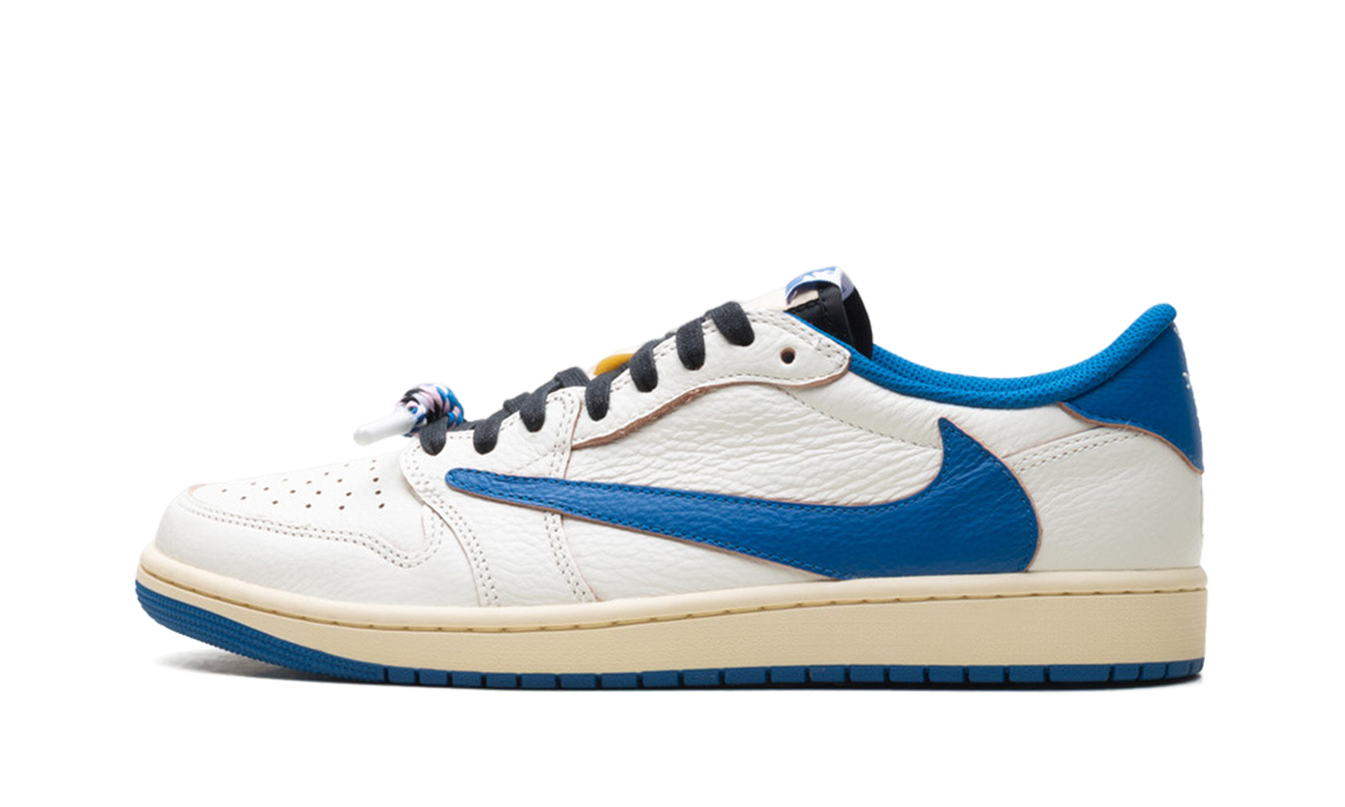 Lichte Air Jordan 1 Low Travis Scott Fragment Sail sneakers met witte en beige details en zwarte accenten.