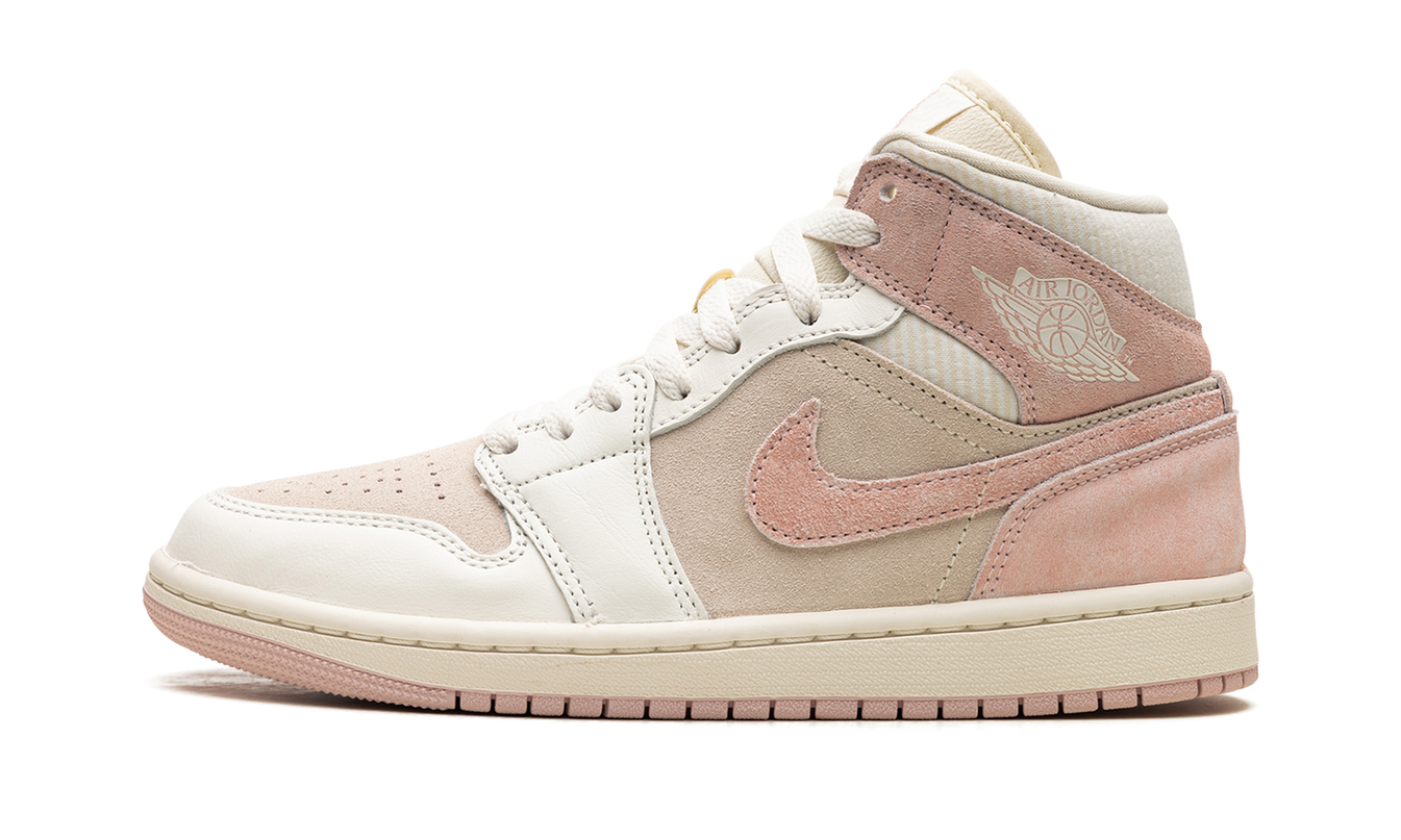 Dames Air Jordan 1 Mid SE sneakers in Coconut Milk en Legend Pink, met witte leren bovenkant en roze details, op witte achtergrond.