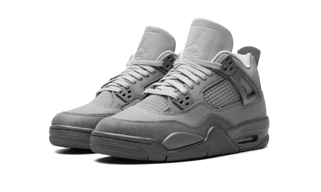 Lage Air Jordan 4 GS schoenen in "Wet Cement" kleur, met grijze en witte details, zichtbaar van voren en zijaanzicht.
