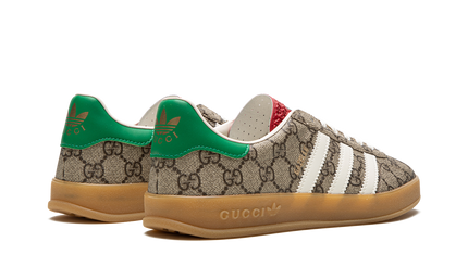 Adidas Gazelle schoenen in beige met Gucci GG monogram print, stijlvolle sneakers voor heren en dames