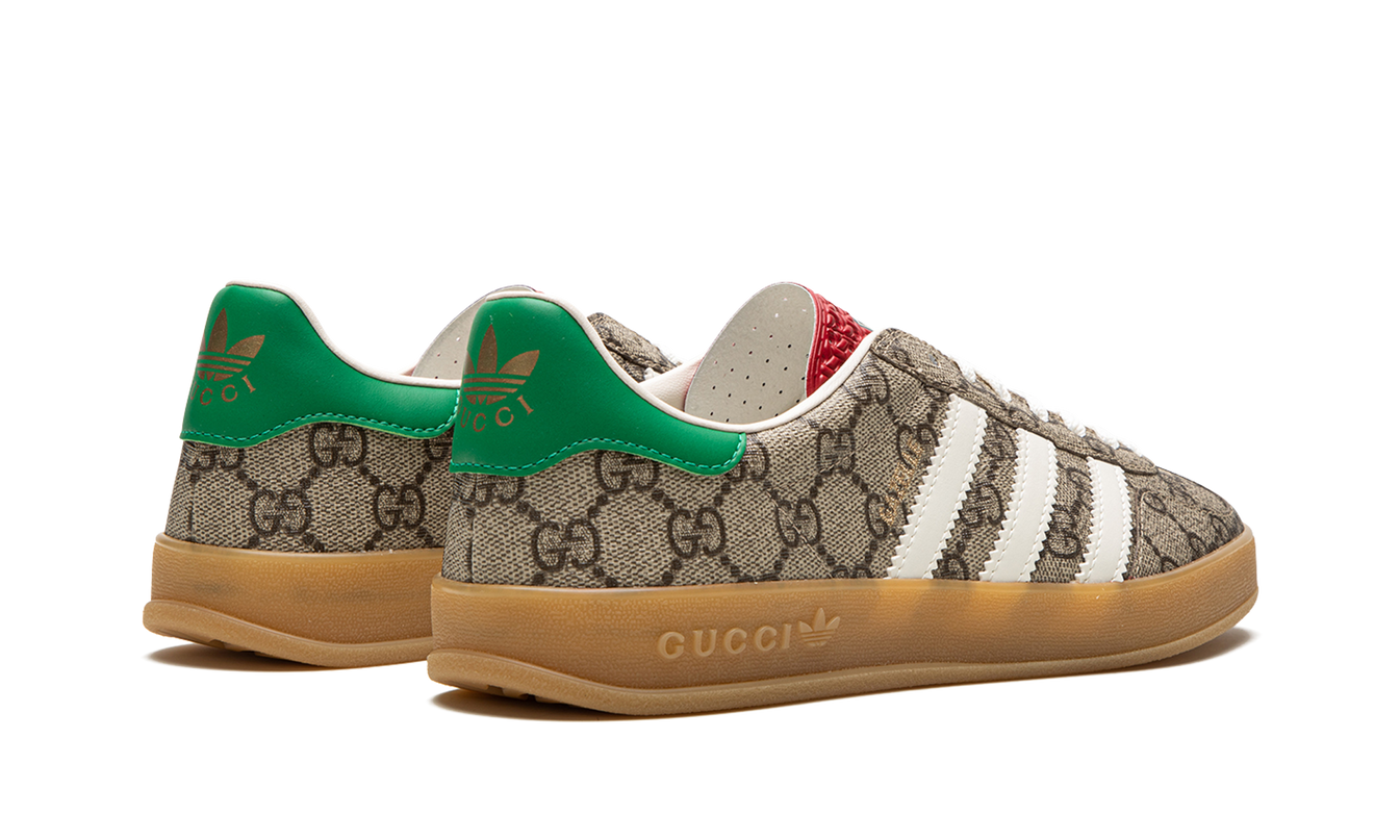 Adidas Gazelle schoenen in beige met Gucci GG monogram print, stijlvolle sneakers voor heren en dames