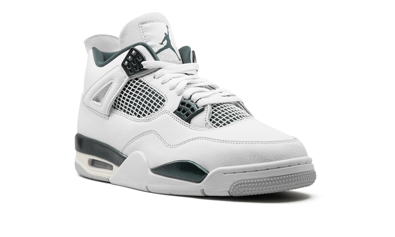 Donkere groenv Green Air Jordan 4 sneakers met zwarte details en witte zool op een witte achtergrond
