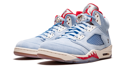 Sneakers Air Jordan 5 Retro Trophy Room in zwart en wit, met kenmerkende details en Nike logo zichtbaar