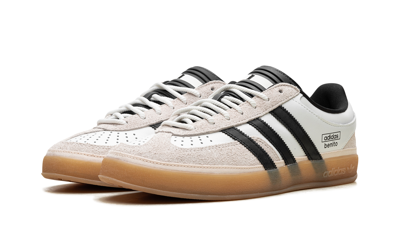 Witte Adidas Gazelle indoor schoenen met Bad Bunny-ontwerp en Off White details, geschikt voor binnenactiviteiten.