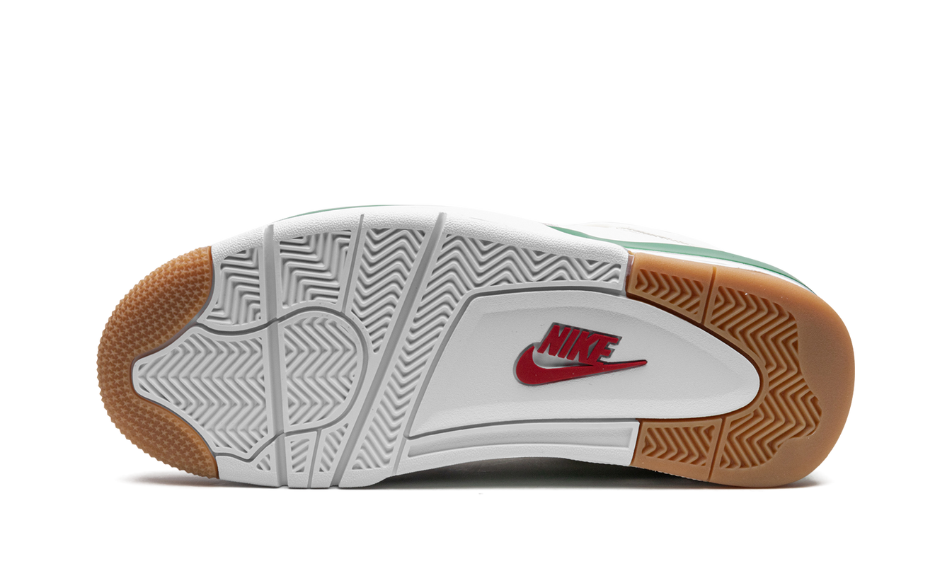 Sneakers Air Jordan 4 Retro SB Pine Green, lage schoenen met groen en zwarte details, comfortabel en sportief design