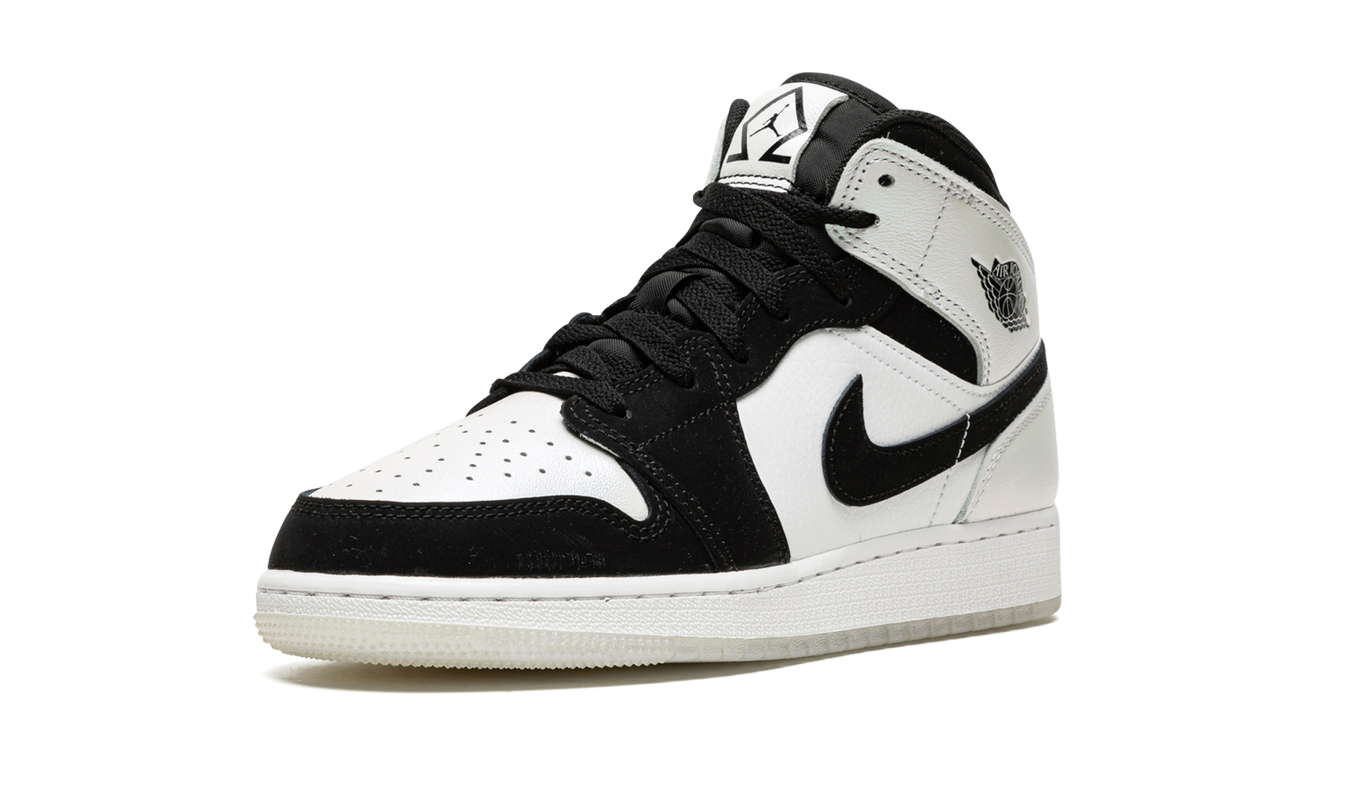 Air Jordan 1 MID SE GS schoenen met diamantdetails en sportieve stijl, zwart-witte kleurstelling, zichtbaar in de afbeelding