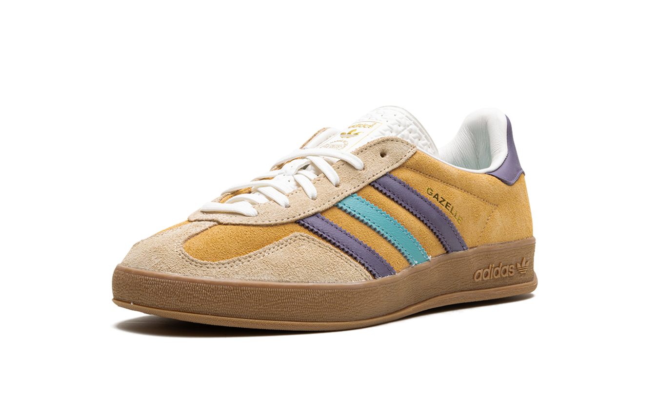 Oranje paar Adidas Gazelle Indoor schoenen met paarse details, sportieve sneakers voor binnengebruik