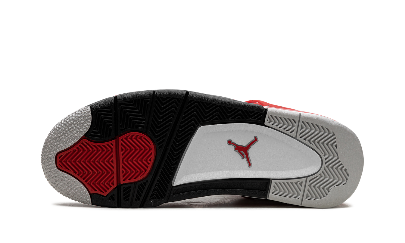 Sneakers Air Jordan 4 "Red Cement" in rood en grijs met witte details, zichtbaar op de afbeelding.