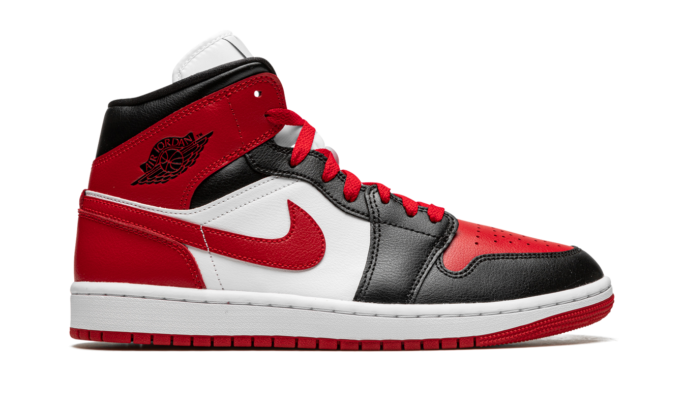 Air Jordan 1 MID WMNS schoenen in zwart, rood en wit met oranje details, zichtbaar van de zijkant en voorzien van blauwe accenten.