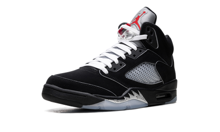 Zwarte Air Jordan 5 Retro OG "Black Metallic Reimagined" sneakers met metallic details en witte zool, zichtbaar van de zijkant.