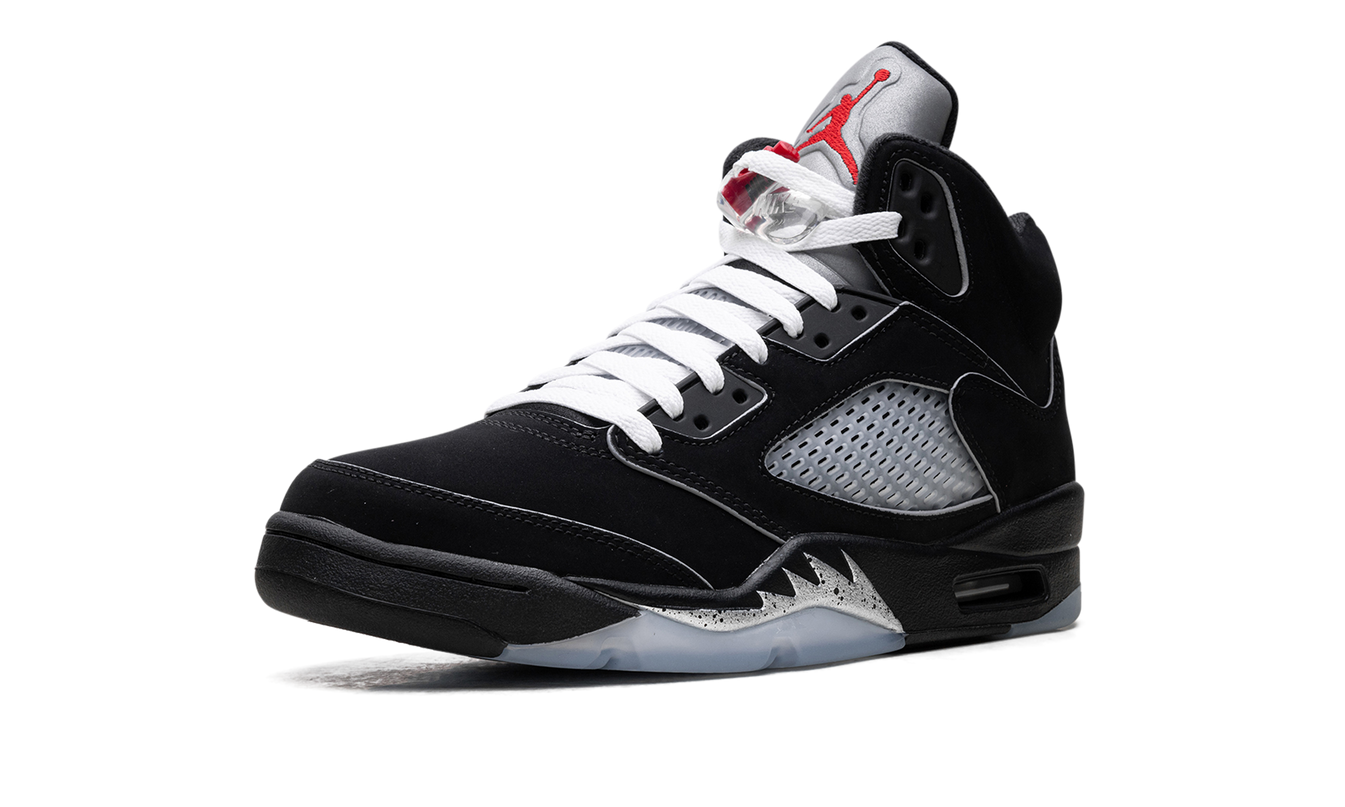 Zwarte Air Jordan 5 Retro OG "Black Metallic Reimagined" sneakers met metallic details en witte zool, zichtbaar van de zijkant.