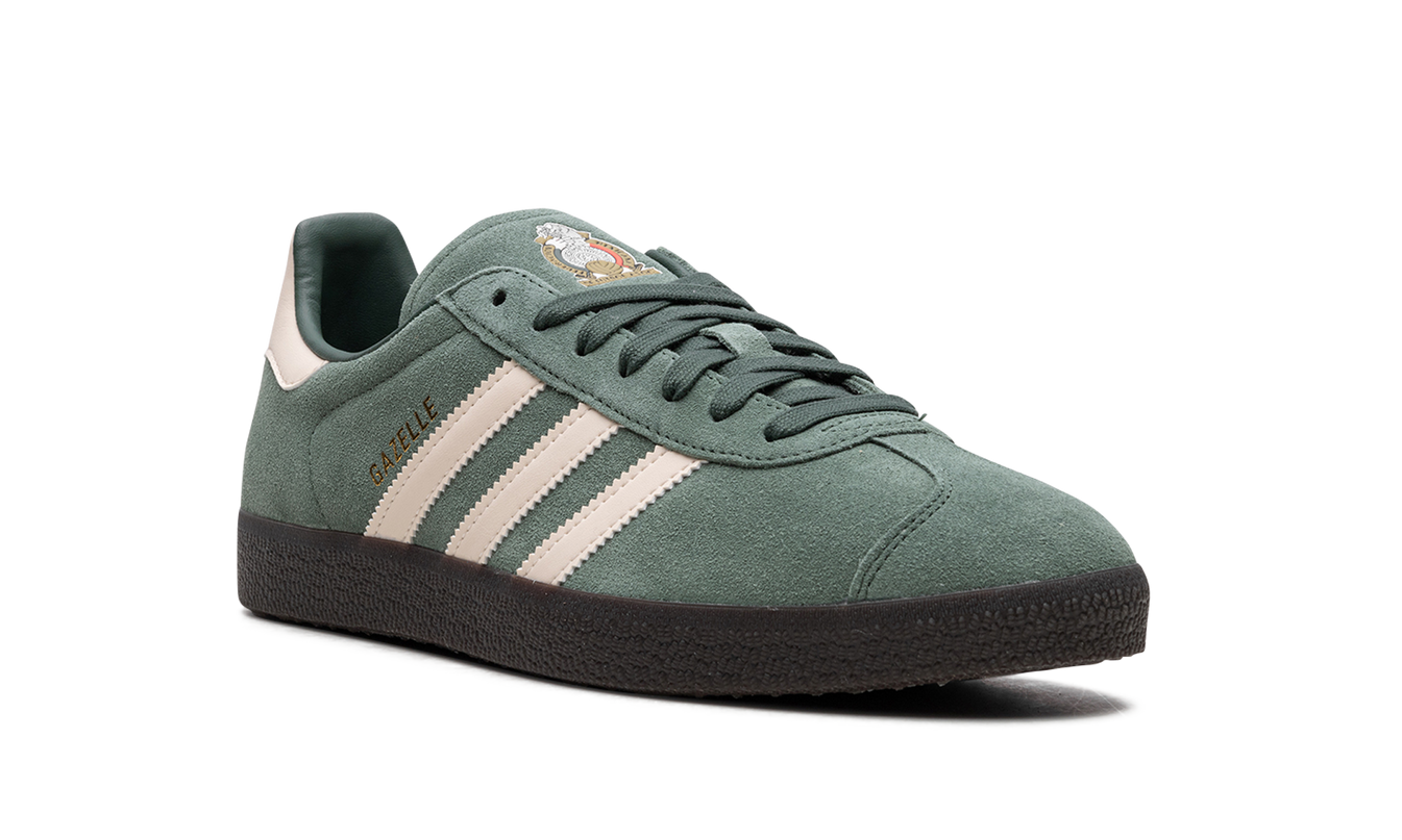 Adidas Gazelle "Mexico" schoenen in beige en groen met witte details, gemaakt van suède en leer.